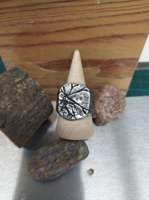 Anillo gtico grabado