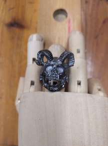 Anillo horned skull